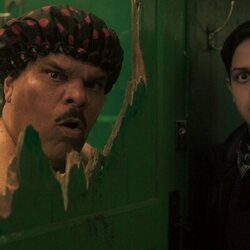 Luis Guzmán y Isaac Ordonez en 2x03 titulado 'La llamada de la tristeza' de 'Miércoles'