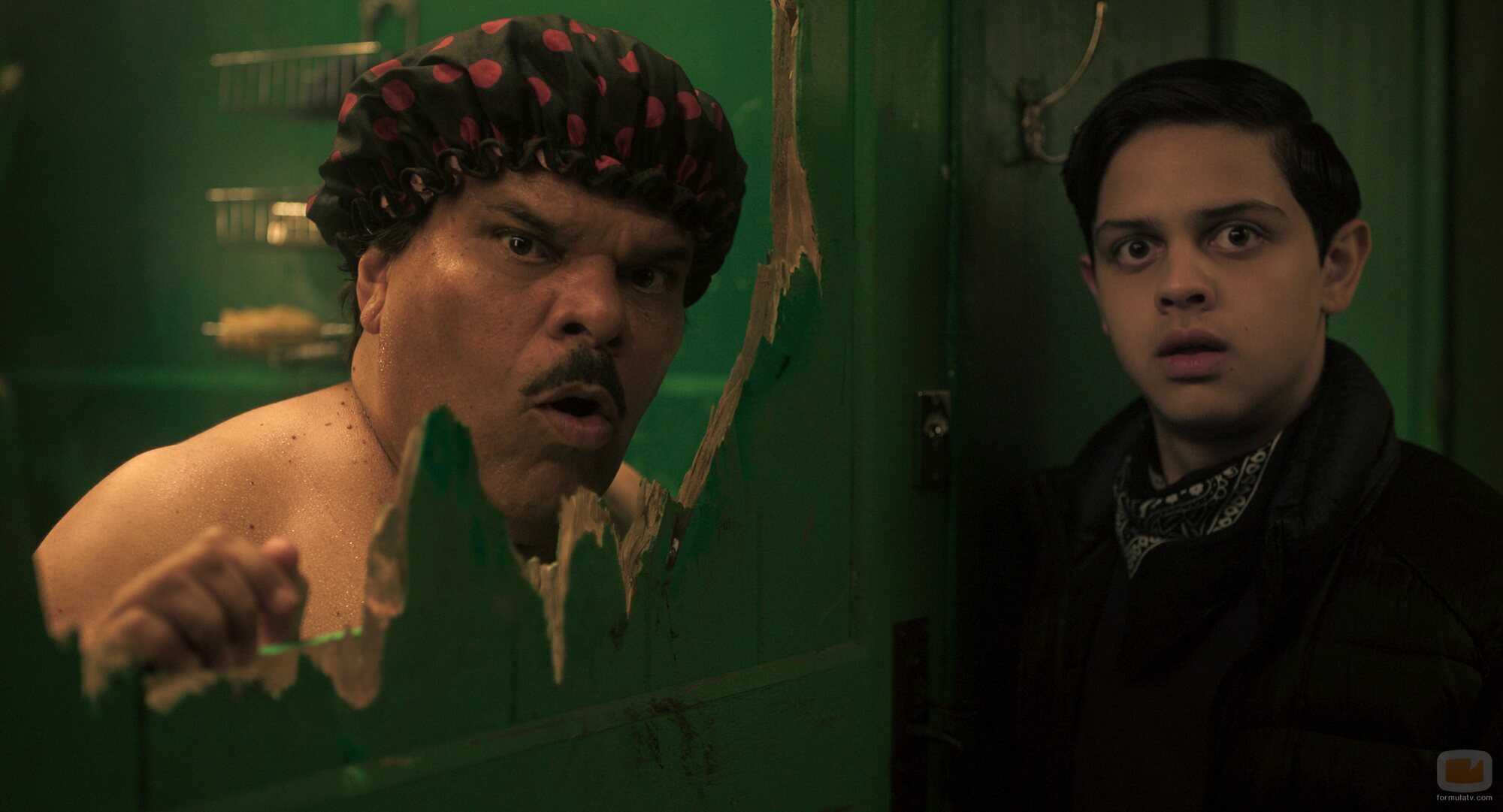 Luis Guzmán y Isaac Ordonez en 2x03 titulado 'La llamada de la tristeza' de 'Miércoles'