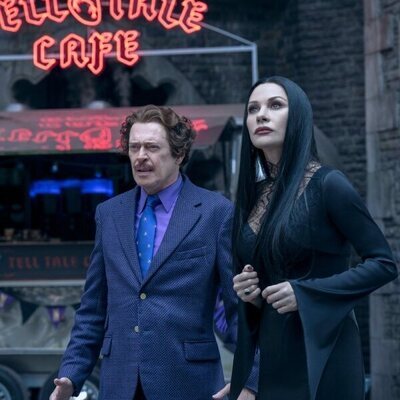 Steve Buscemi y Catherine Zeta-Jones en la temporada 2 y el capítulo 04 de 'Miércoles'