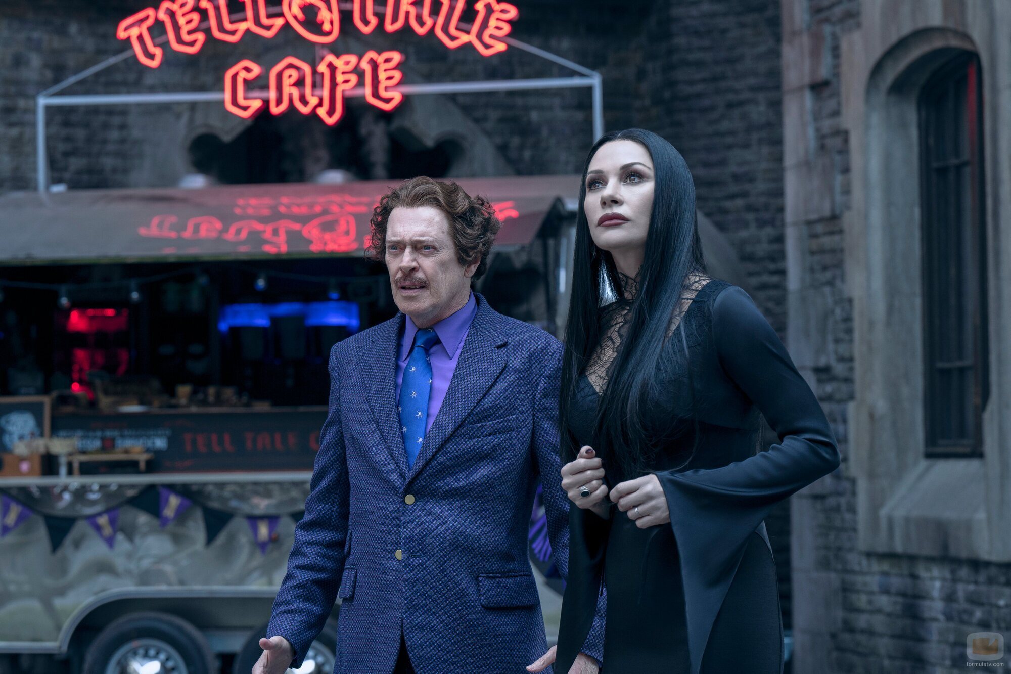 Steve Buscemi y Catherine Zeta-Jones en la temporada 2 y el capítulo 04 de 'Miércoles'