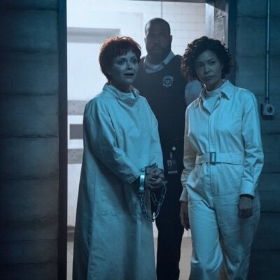 Christina Ricci y Thandiwe Newton en 2x04 titulado 'Si las tristezas hablaran' de 'Miércoles'