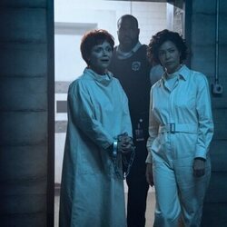 Christina Ricci y Thandiwe Newton en 2x04 titulado 'Si las tristezas hablaran' de 'Miércoles'