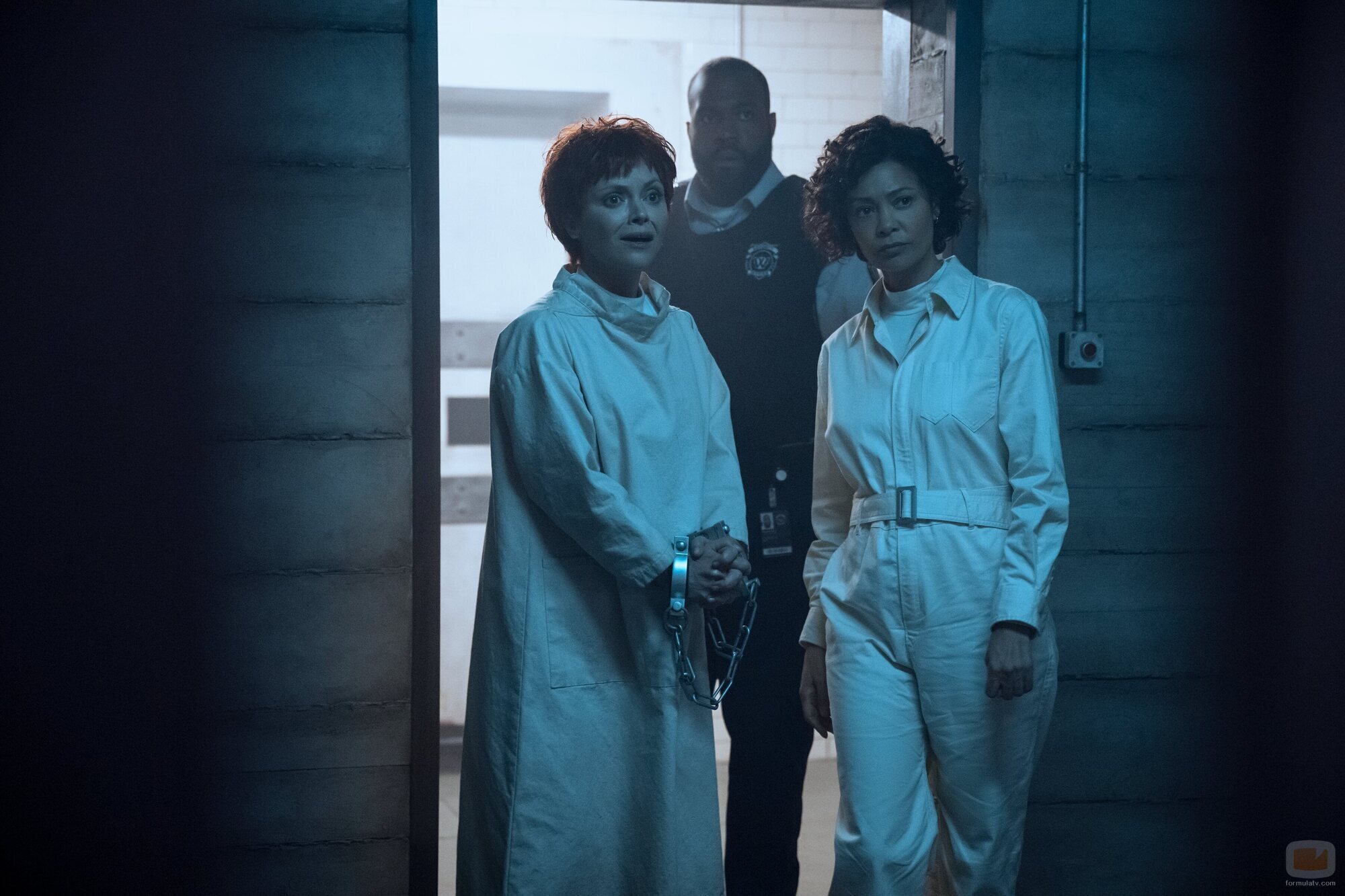 Christina Ricci y Thandiwe Newton en 2x04 titulado 'Si las tristezas hablaran' de 'Miércoles'