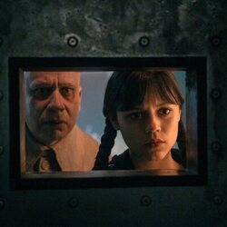 Fred Armisen y Jenna Ortega en Capítulo 4 titulado 'Si las tristezas hablaran' de 'Miércoles'