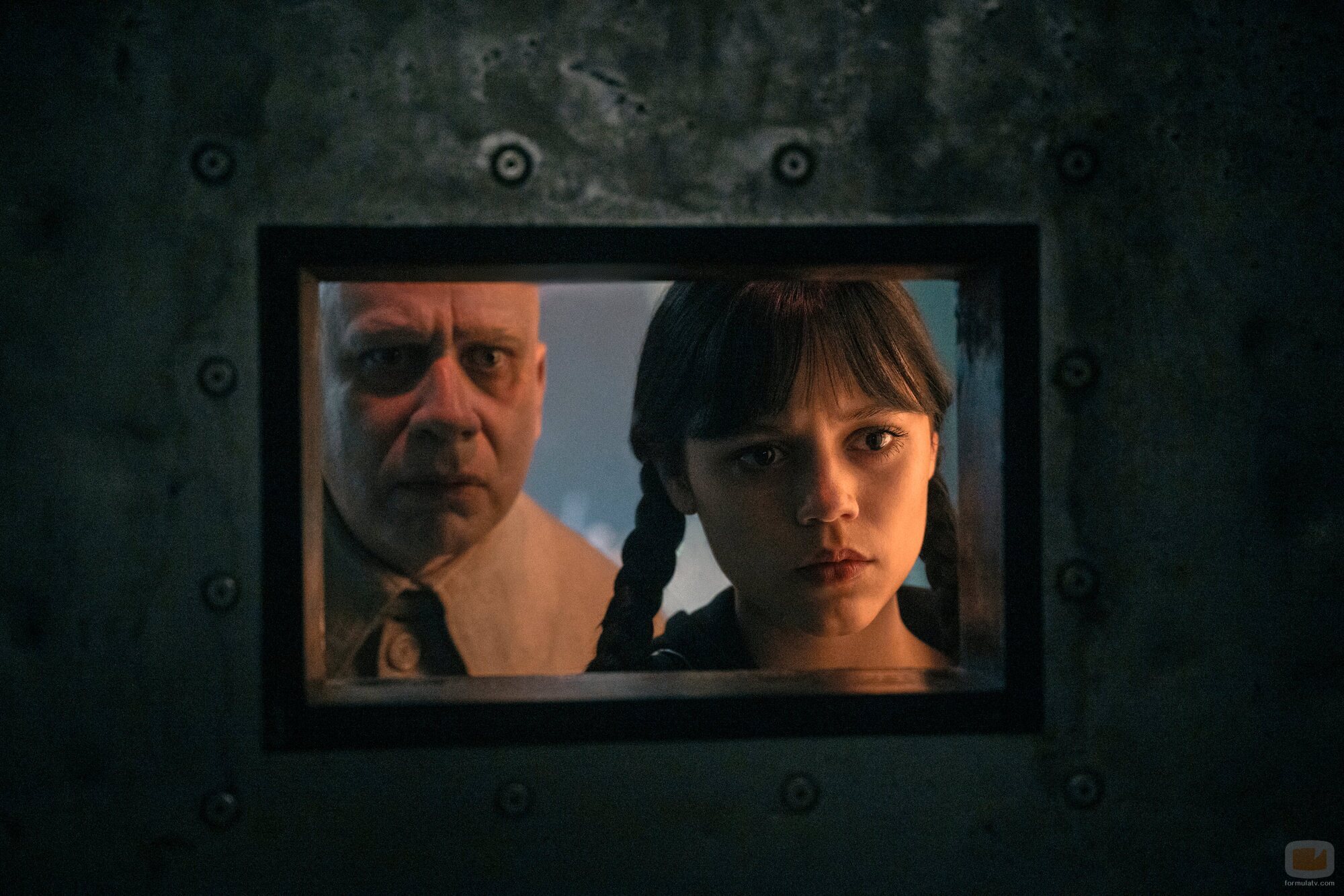 Fred Armisen y Jenna Ortega en Capítulo 4 titulado 'Si las tristezas hablaran' de 'Miércoles'