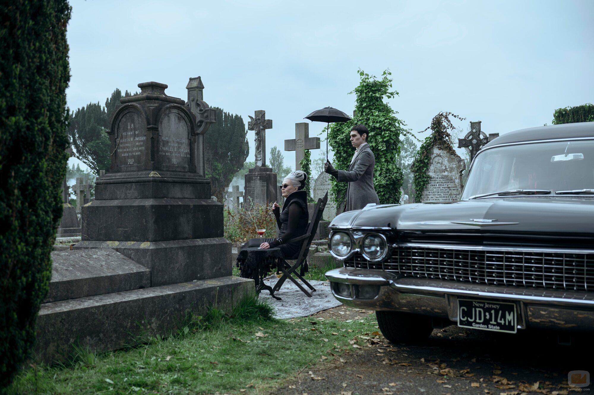 Joanna Lumley en la temporada 2 y el capítulo 04 de 'Miércoles'