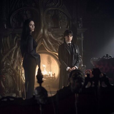 Catherine Zeta-Jones y Jenna Ortega en la temporada 2 y el capítulo 04 de 'Miércoles'