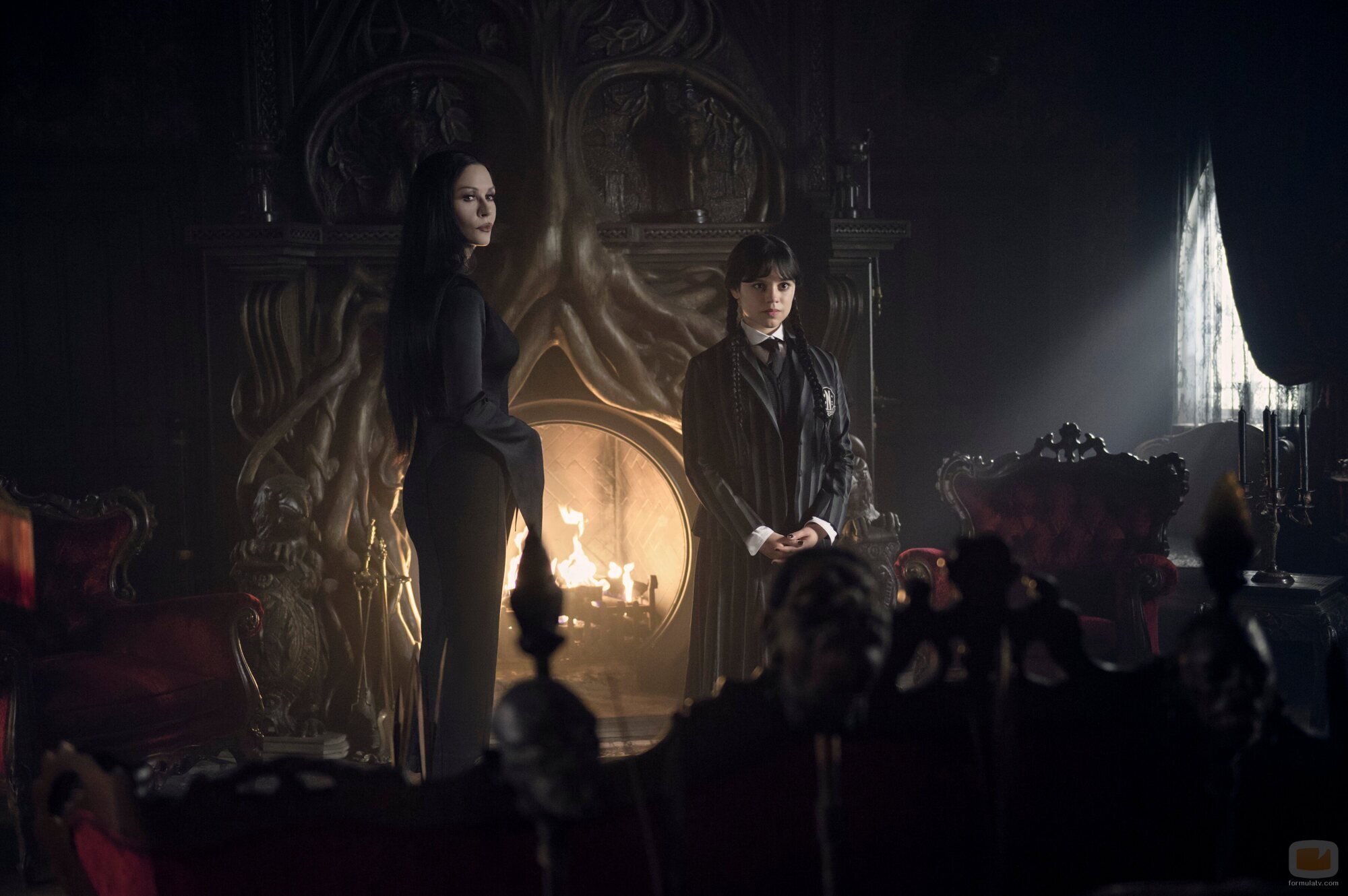 Catherine Zeta-Jones y Jenna Ortega en la temporada 2 y el capítulo 04 de 'Miércoles'