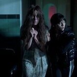 Frances O'Connor y Jenna Ortega en la temporada 2 y el capítulo 04 de 'Miércoles'