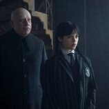 Foto de Fred Armisen y Jenna Ortega en Capítulo 4 titulado 'Si las tristezas hablaran' de 'Miércoles'