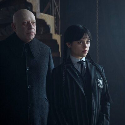 Foto de Fred Armisen y Jenna Ortega en Capítulo 4 titulado 'Si las tristezas hablaran' de 'Miércoles'