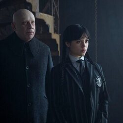 Foto de Fred Armisen y Jenna Ortega en Capítulo 4 titulado 'Si las tristezas hablaran' de 'Miércoles'