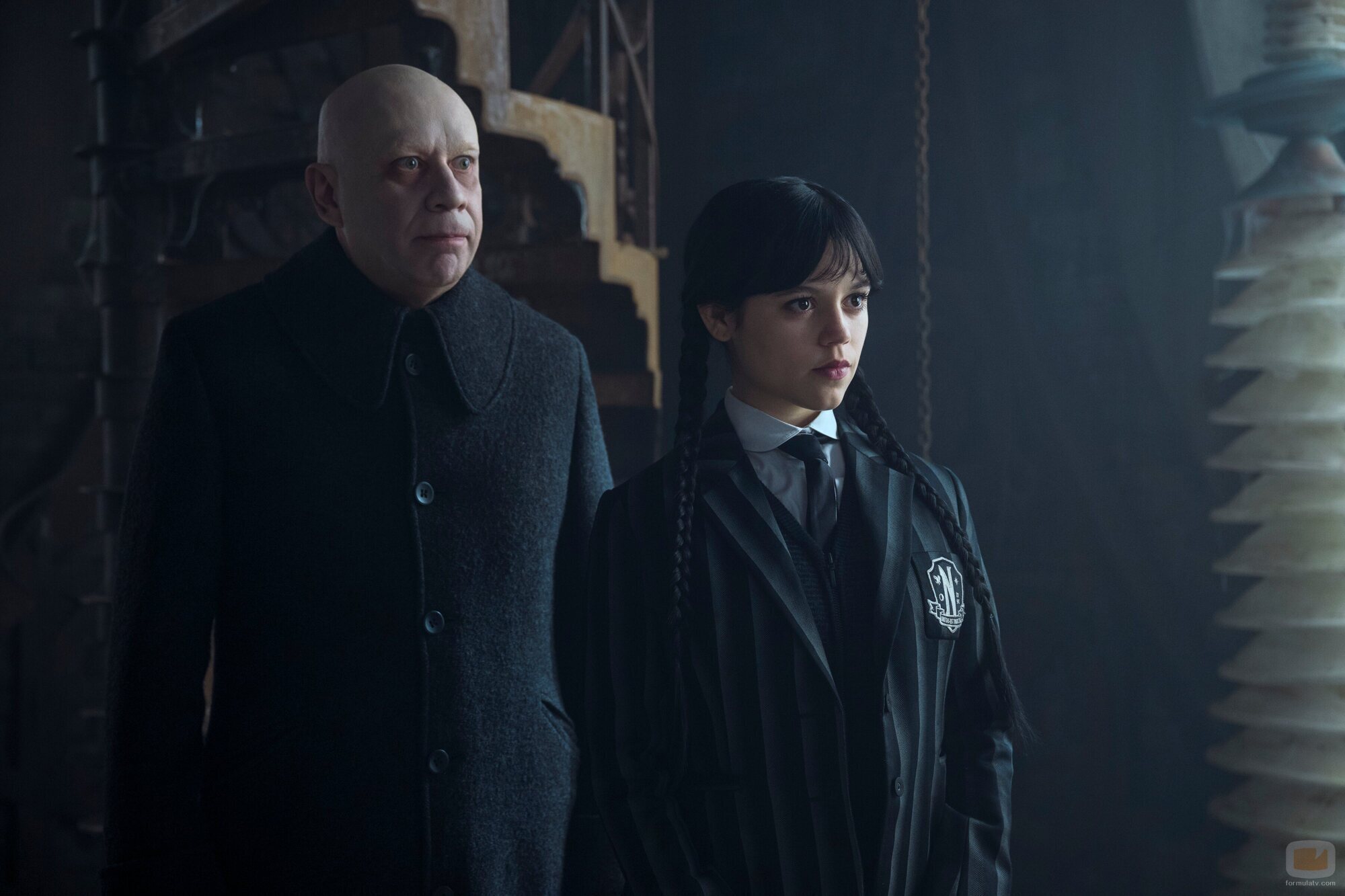 Foto de Fred Armisen y Jenna Ortega en Capítulo 4 titulado 'Si las tristezas hablaran' de 'Miércoles'