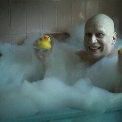 Foto de Fred Armisen en la temporada 2 y el capítulo 04 de 'Miércoles'