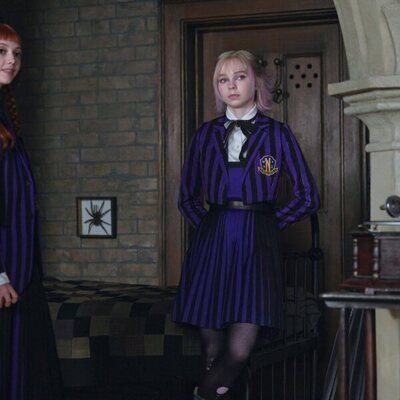 Emma Myers y Evie Templeton en el 2x04 de 'Miércoles'