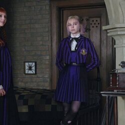 Emma Myers y Evie Templeton en el 2x04 de 'Miércoles'