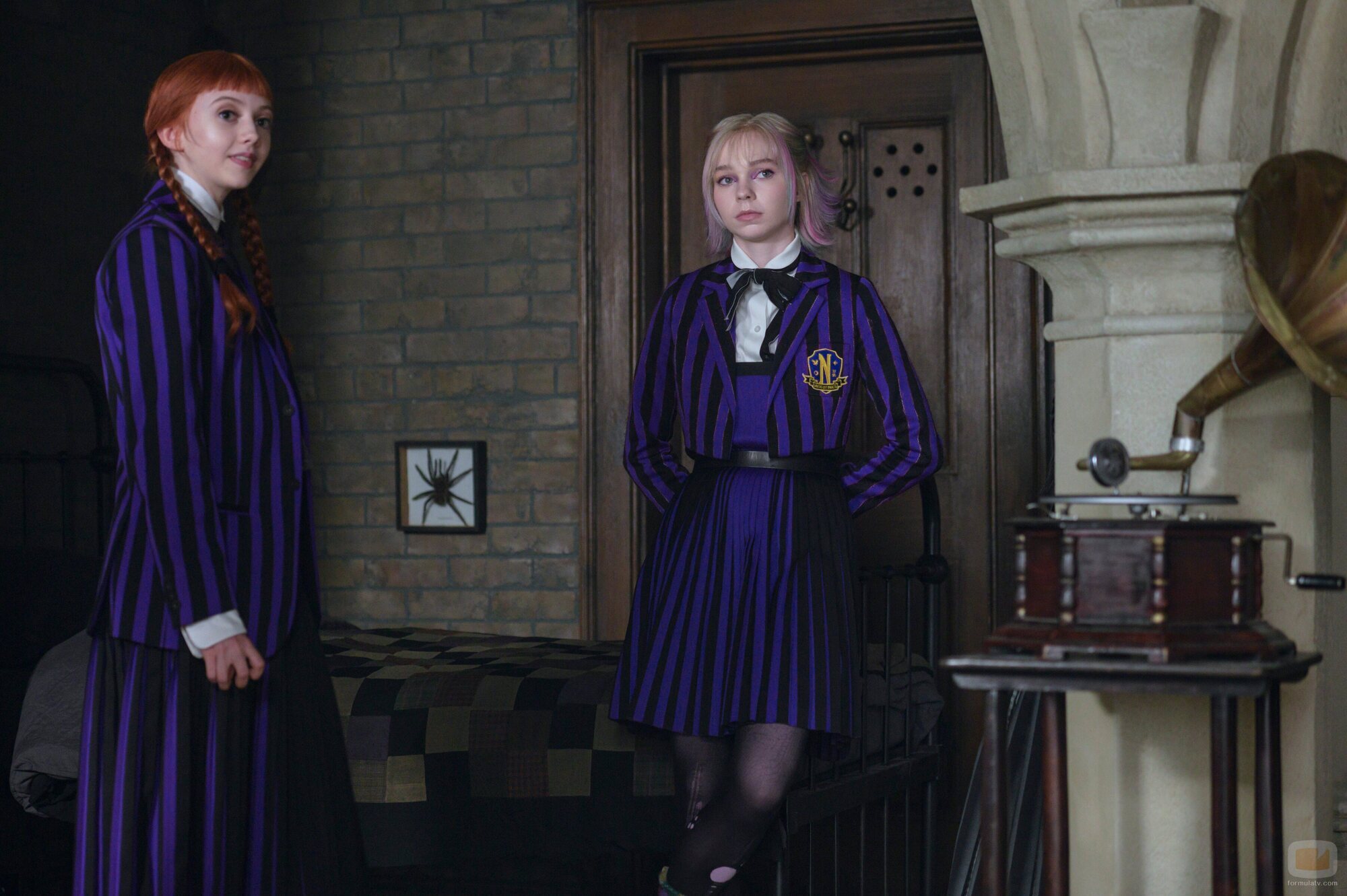 Emma Myers y Evie Templeton en el 2x04 de 'Miércoles'