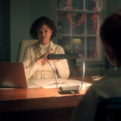 Thandiwe Newton en 2x04 titulado 'Si las tristezas hablaran' de 'Miércoles'