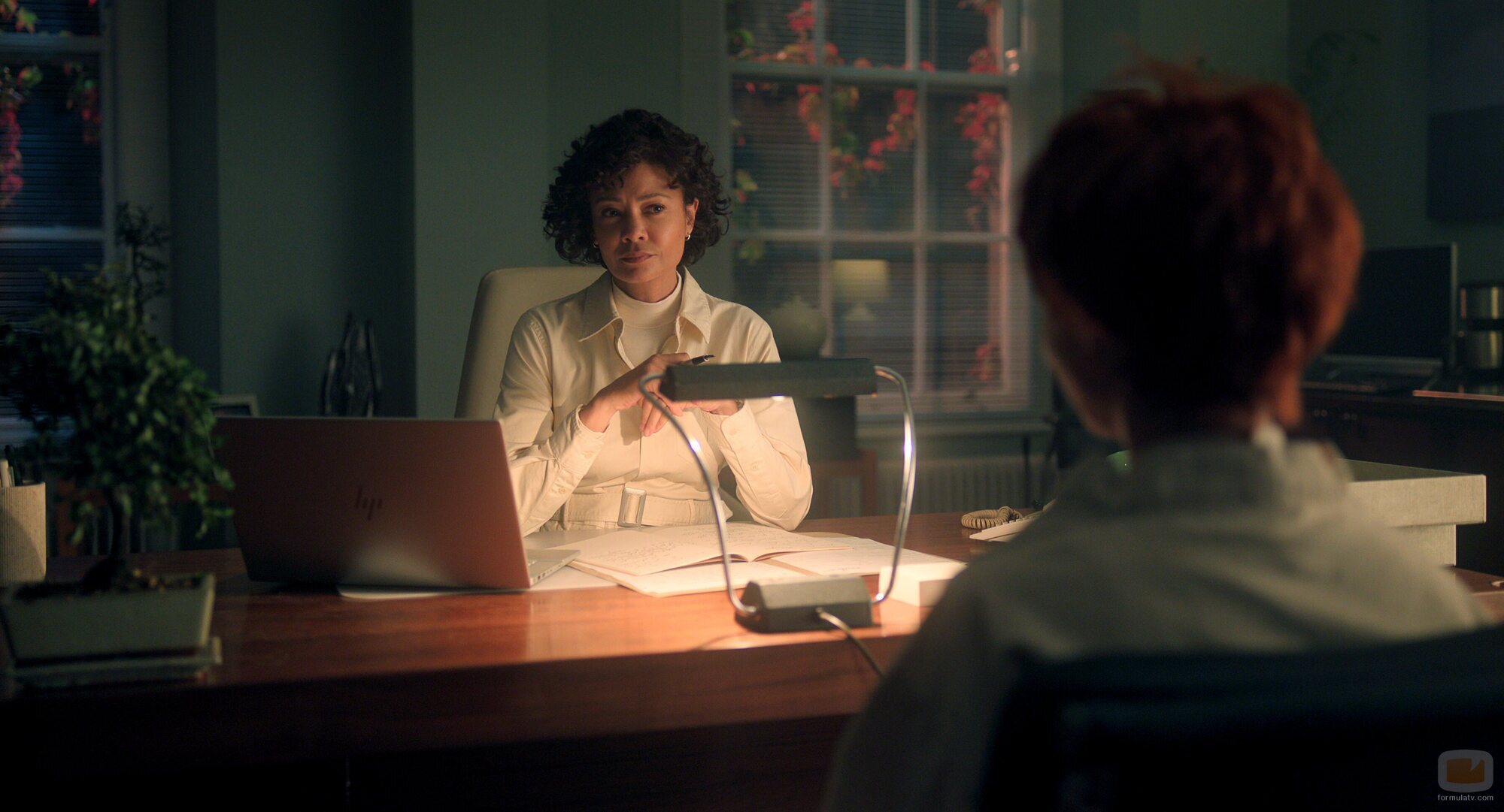 Thandiwe Newton en 2x04 titulado 'Si las tristezas hablaran' de 'Miércoles'