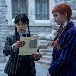 Jenna Ortega y Evie Templeton en el 2x04 de 'Miércoles'