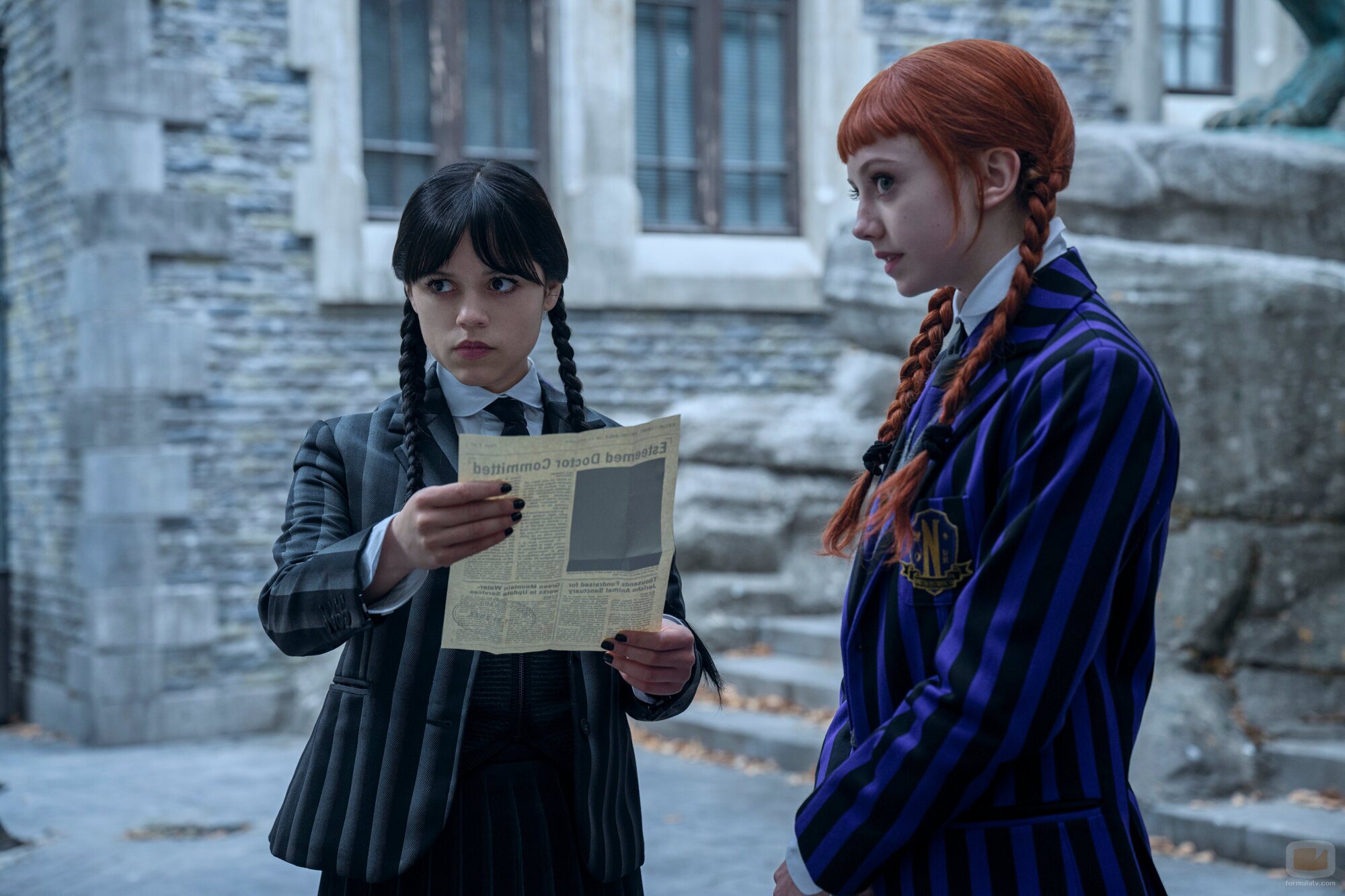 Jenna Ortega y Evie Templeton en el 2x04 de 'Miércoles'