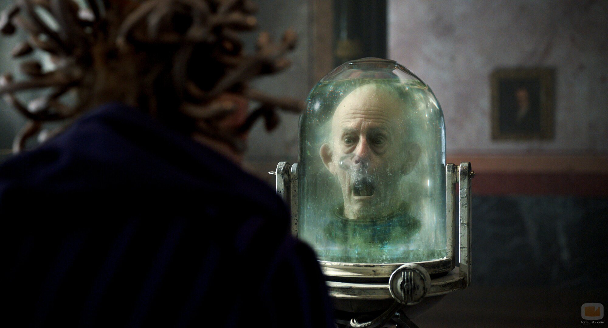 Still de 2x04 'Si las tristezas hablaran' de 'Miércoles'