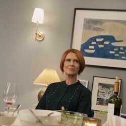 Cynthia Nixon en 'Fiesta para una' de 'And Just Like That...'