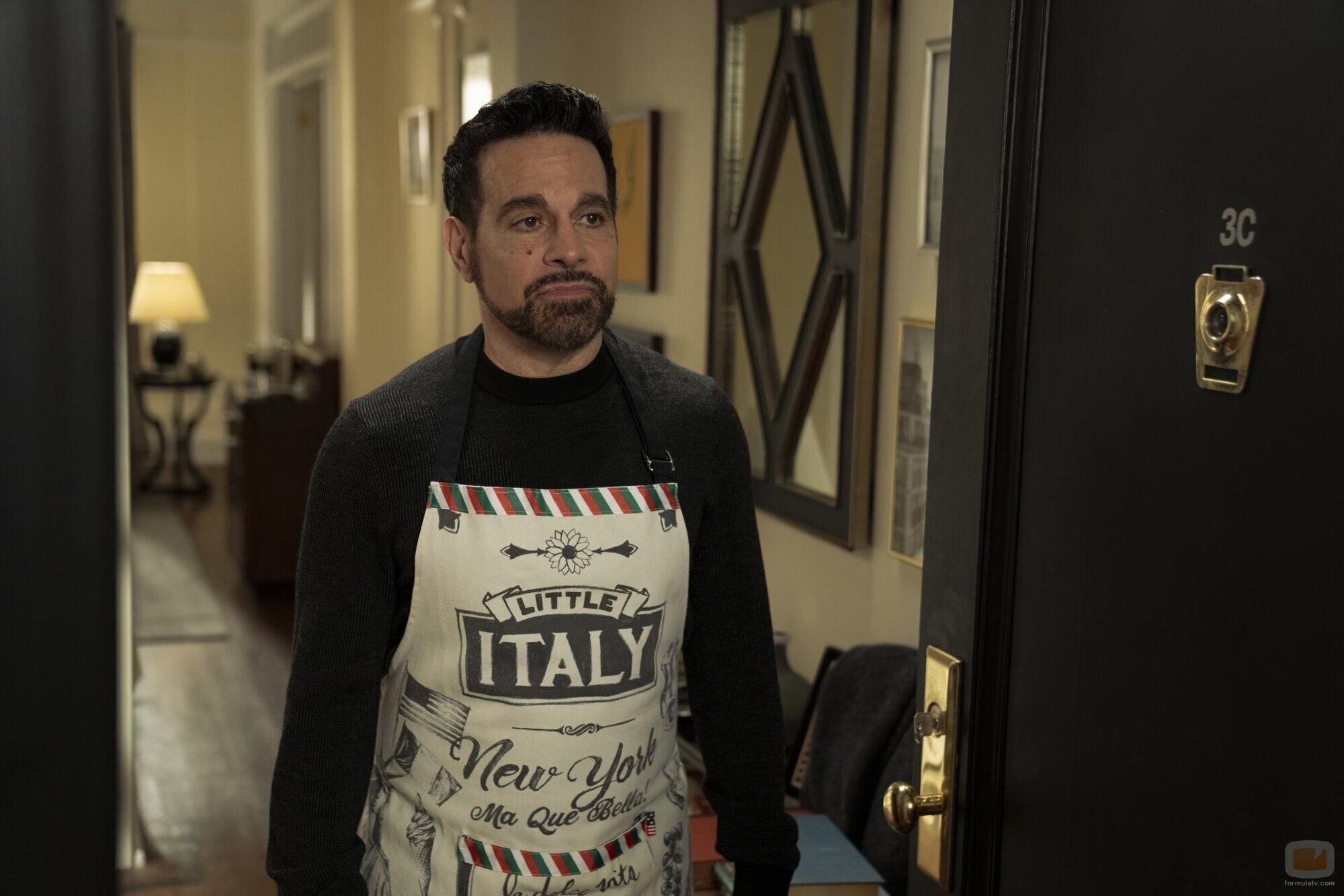 Mario Cantone en Capítulo 12 titulado 'Fiesta para una' de 'And Just Like That...'