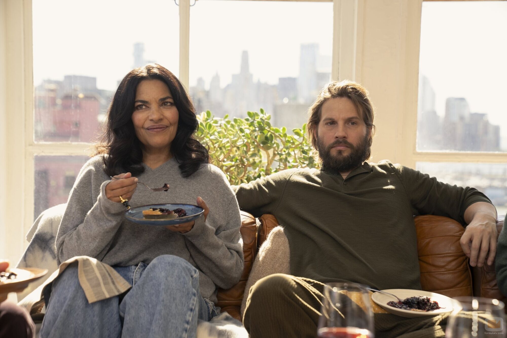Logan Marshall-Green y Sarita Choudhury en 3x12 titulado 'Fiesta para una' de 'And Just Like That...'