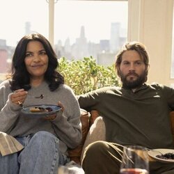 Logan Marshall-Green y Sarita Choudhury en 3x12 titulado 'Fiesta para una' de 'And Just Like That...'