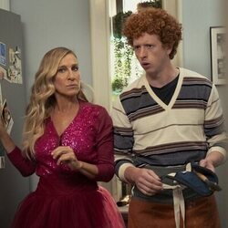 Sarah Jessica Parker y Niall Cunningham en 3x12 'Fiesta para una' de 'And Just Like That...'
