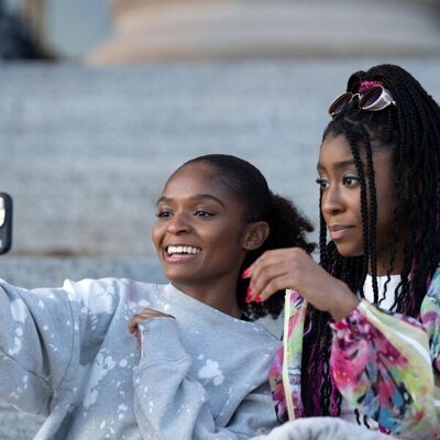 Lyric Ross y Dominique Thorne en el 1x01 de 'Ironheart'