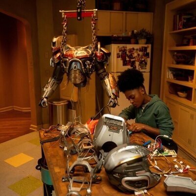 Foto de Dominique Thorne en 1x01 titulado 'Volver a casa' de 'Ironheart'