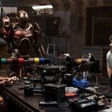 Alden Ehrenreich y Dominique Thorne en Capítulo 2 titulado 'Que la Natalie real se levante' de 'Ironheart'