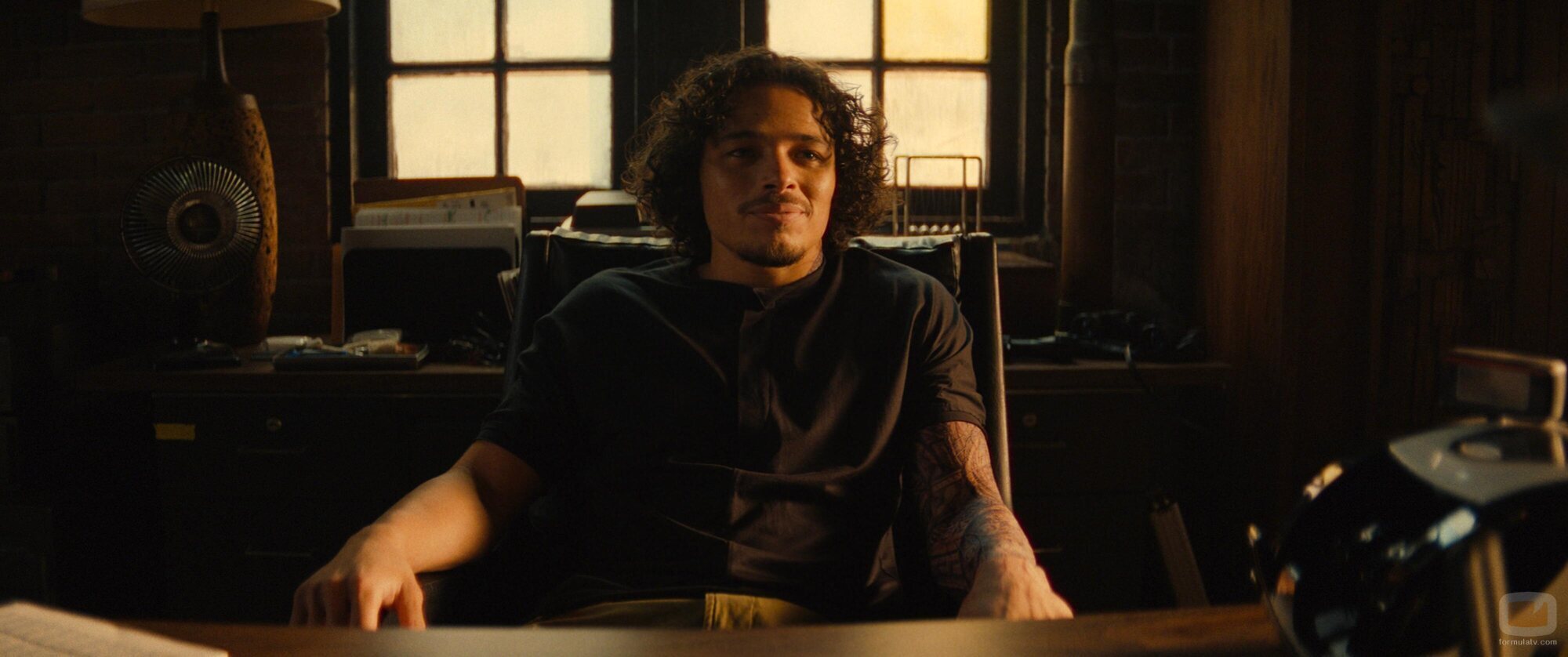 Anthony Ramos en 1x03 'Hay peligro, nena' de 'Ironheart'