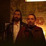 Sacha Baron Cohen y Anthony Ramos en 1x06 'Al pasado lo pasado' de 'Ironheart'