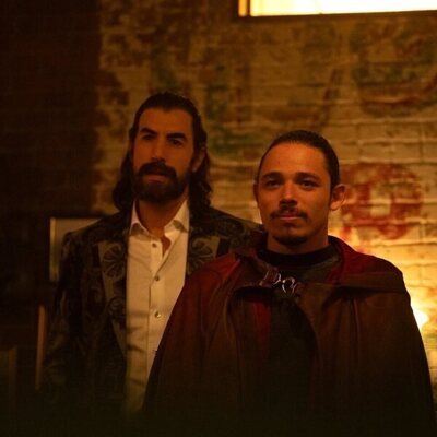 Sacha Baron Cohen y Anthony Ramos en 1x06 'Al pasado lo pasado' de 'Ironheart'