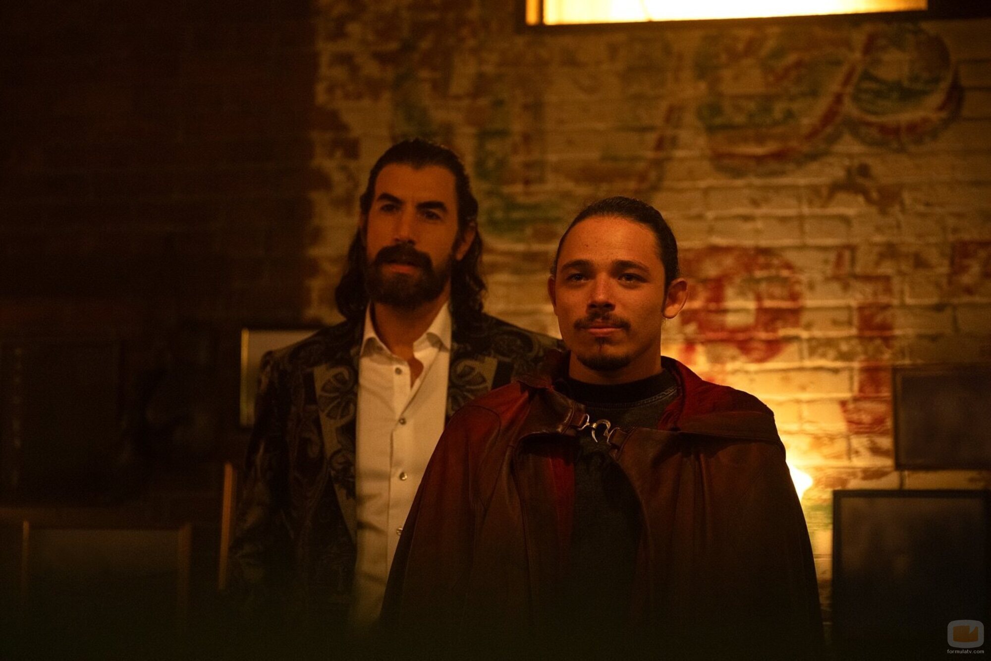 Sacha Baron Cohen y Anthony Ramos en 1x06 'Al pasado lo pasado' de 'Ironheart'