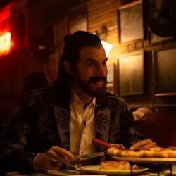 Sacha Baron Cohen en Capítulo 6 titulado 'Al pasado lo pasado' de 'Ironheart'