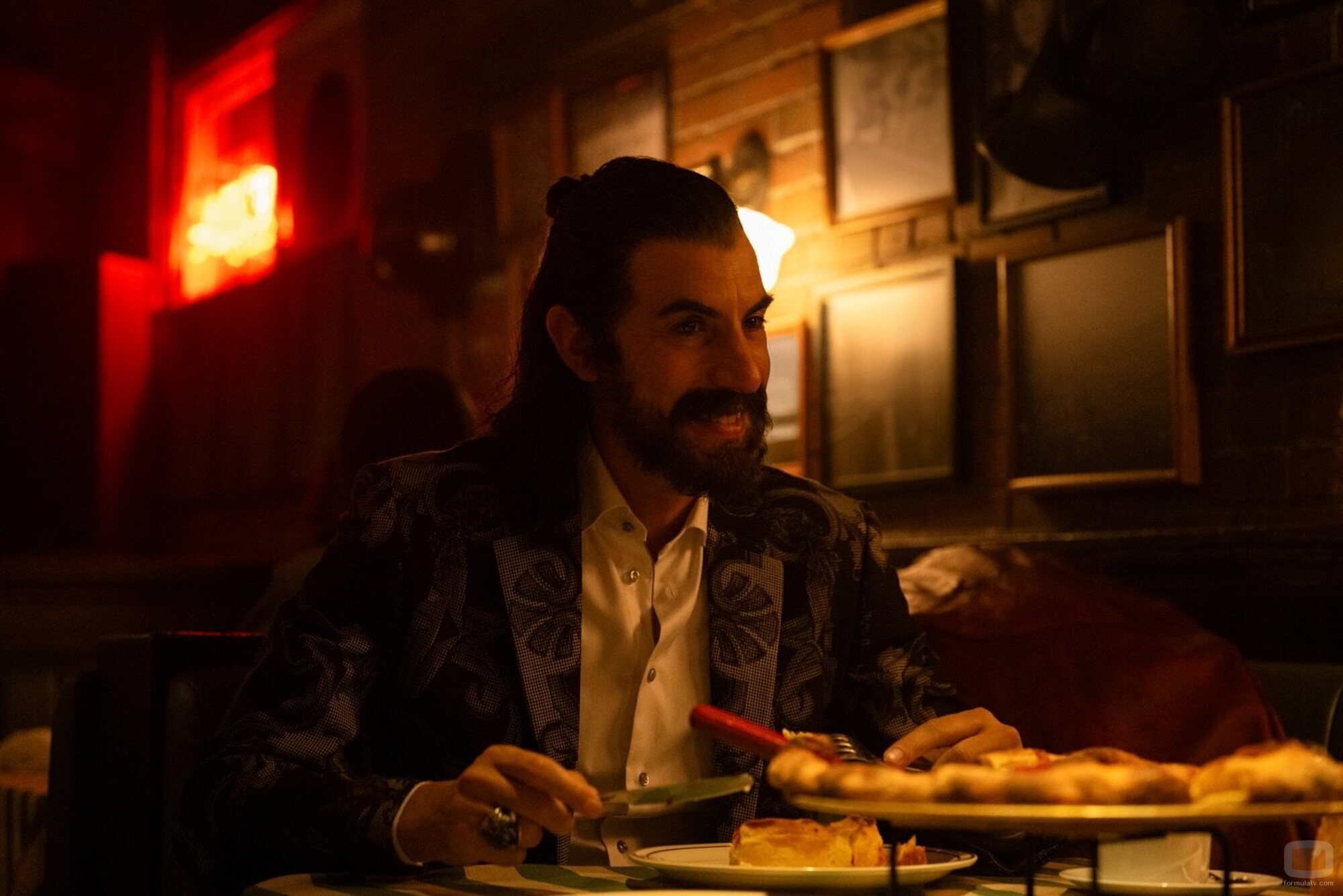 Sacha Baron Cohen en Capítulo 6 titulado 'Al pasado lo pasado' de 'Ironheart'