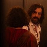 Foto de Sacha Baron Cohen en Capítulo 6 titulado 'Al pasado lo pasado' de 'Ironheart'