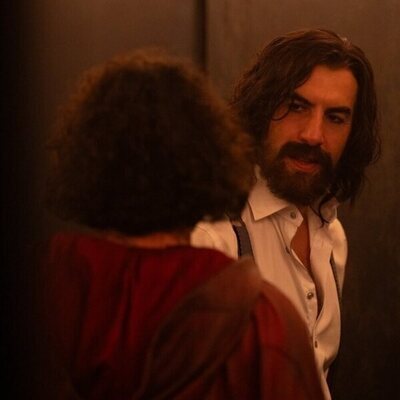 Foto de Sacha Baron Cohen en Capítulo 6 titulado 'Al pasado lo pasado' de 'Ironheart'