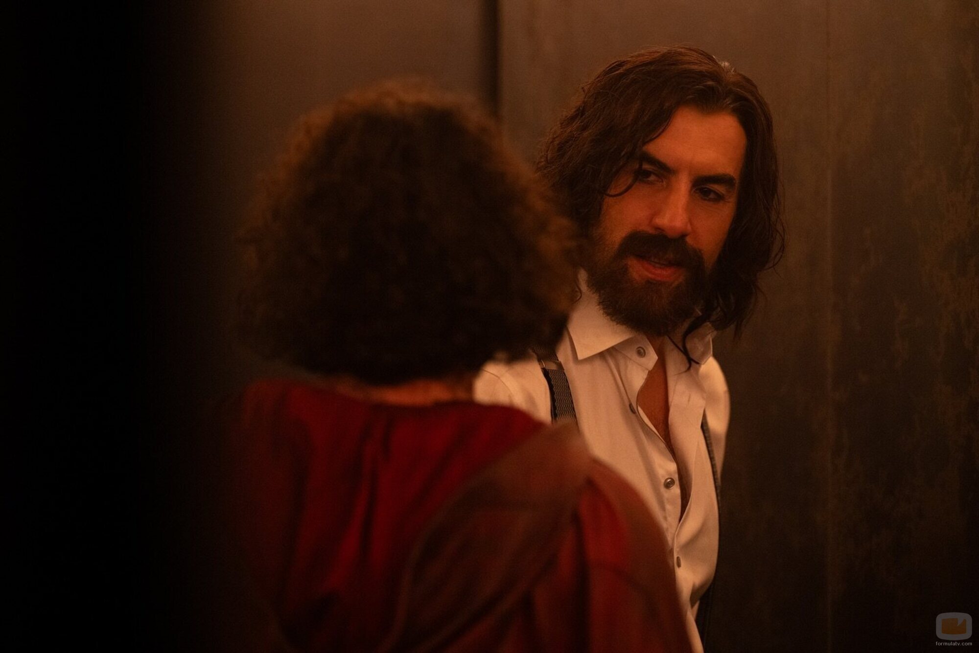 Foto de Sacha Baron Cohen en Capítulo 6 titulado 'Al pasado lo pasado' de 'Ironheart'