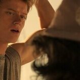 Rudy Pankow en 1x01 titulado 'Piloto' de 'Outer Banks'