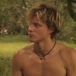 Rudy Pankow en 1x01 'Piloto' de 'Outer Banks'