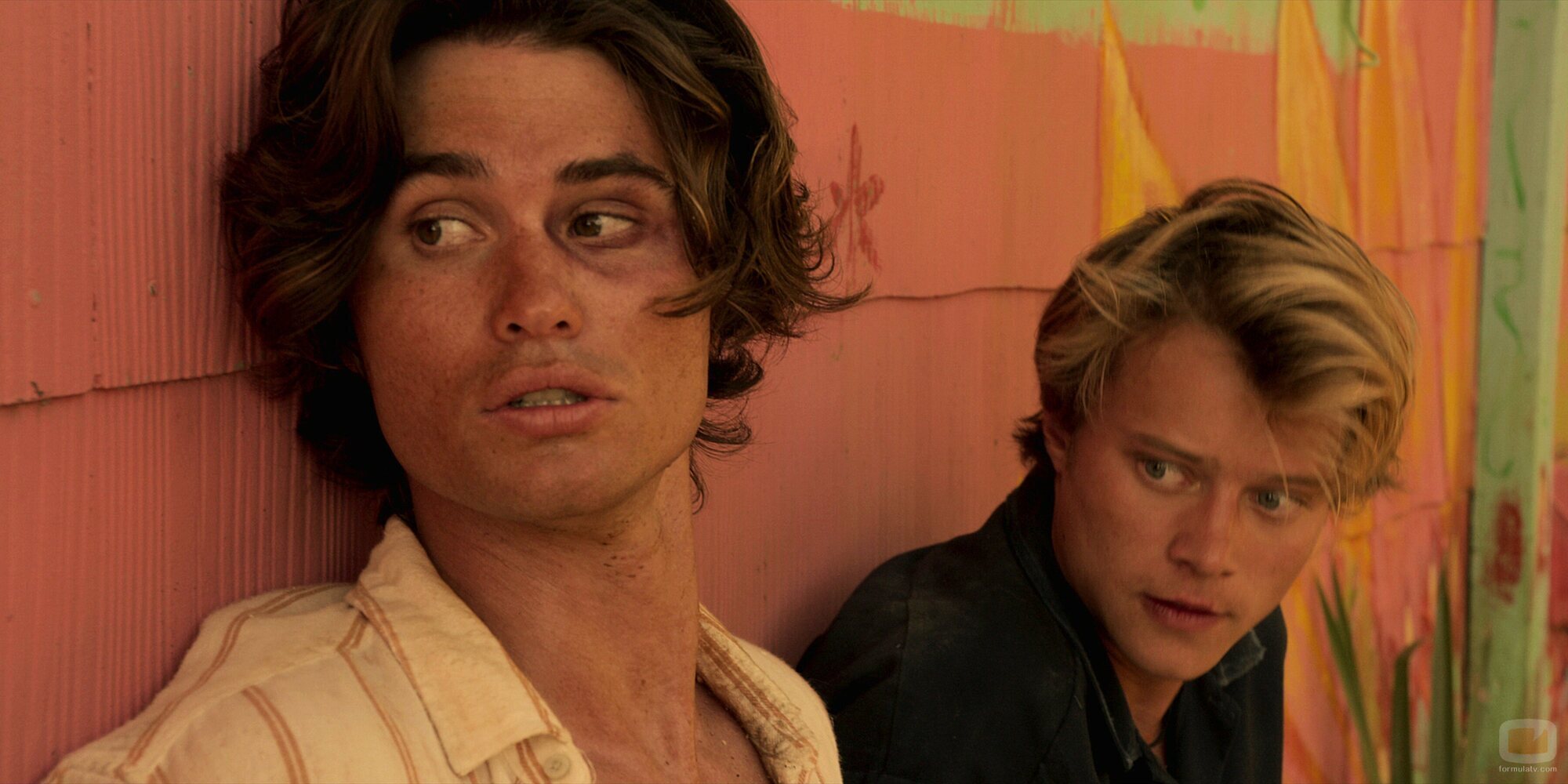 Chase Stokes y Rudy Pankow en Capítulo 2 titulado 'La brújula de la suerte' de 'Outer Banks'