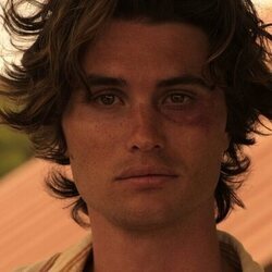 Escena de Chase Stokes en 'La brújula de la suerte' de 'Outer Banks'