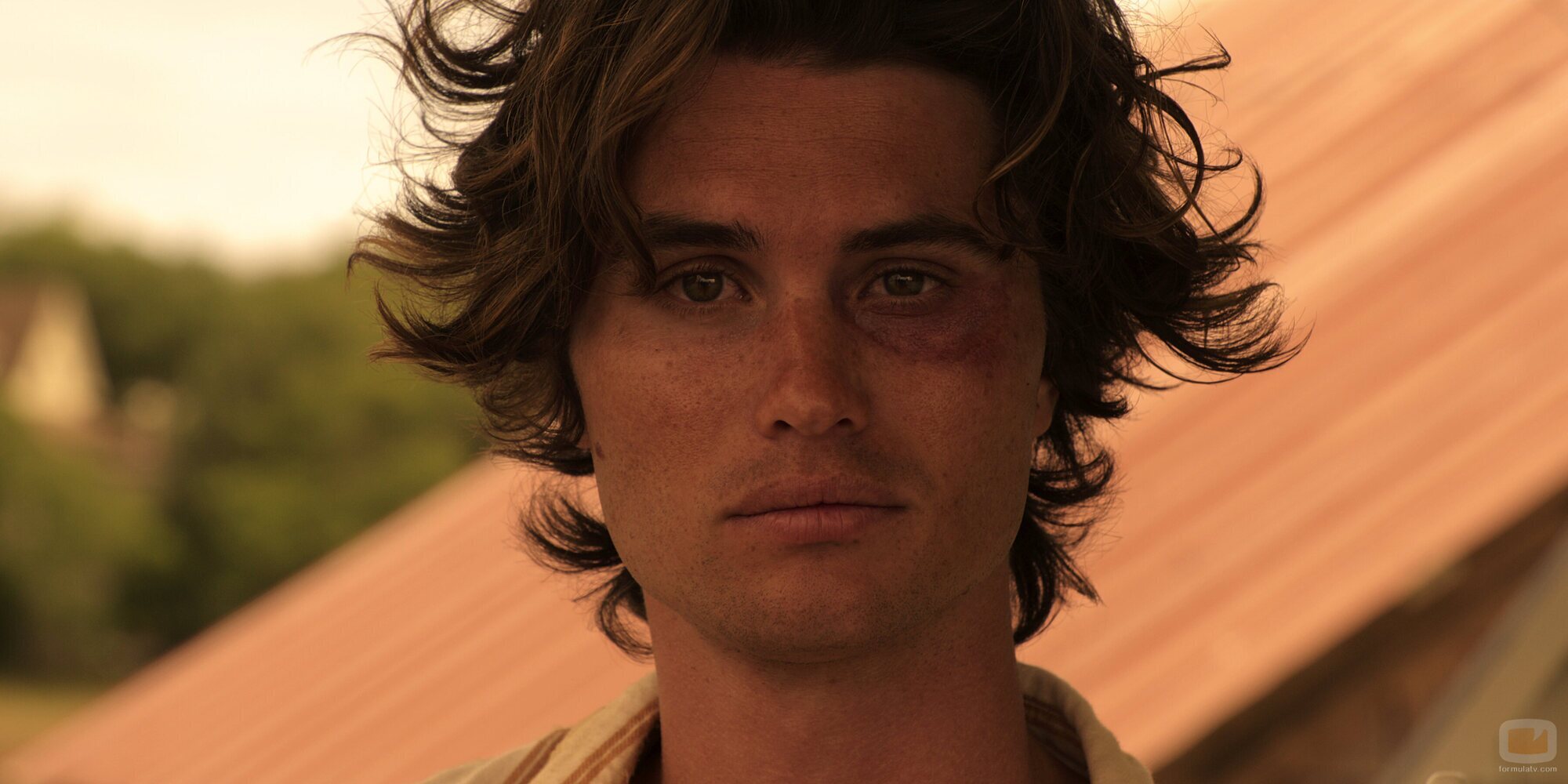 Escena de Chase Stokes en 'La brújula de la suerte' de 'Outer Banks'