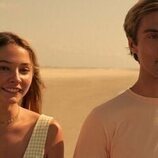 Madelyn Cline y Austin North en la temporada 1 y el capítulo 03 de 'Outer Banks'