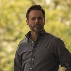 Charles Esten en Capítulo 3 titulado 'La zona prohibida' de 'Outer Banks'